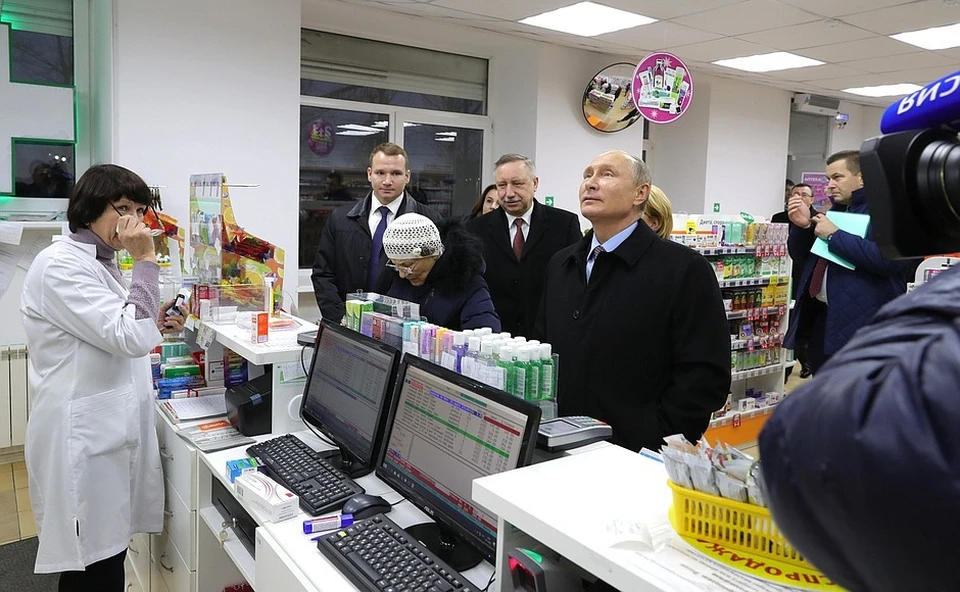 Владимир Путин проверил доступность лекарств в аптеке Питера
