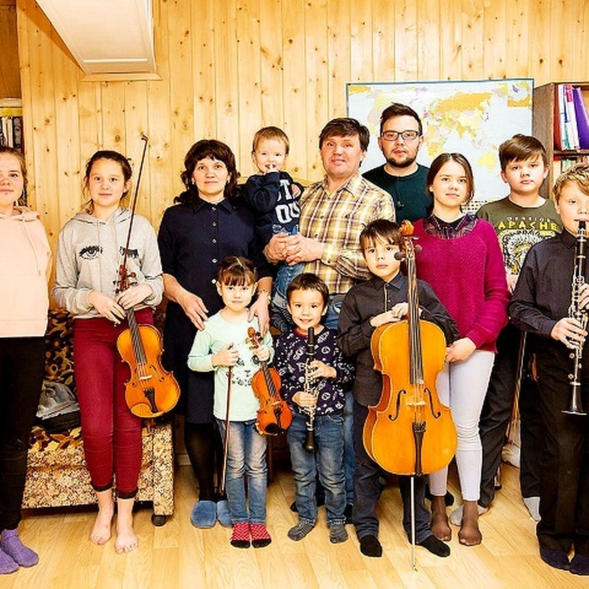 Незнакомый человек в нашем доме сойдет с ума»: В Ижевске мама 11 детей  воспитывает целый оркестр - KP.RU