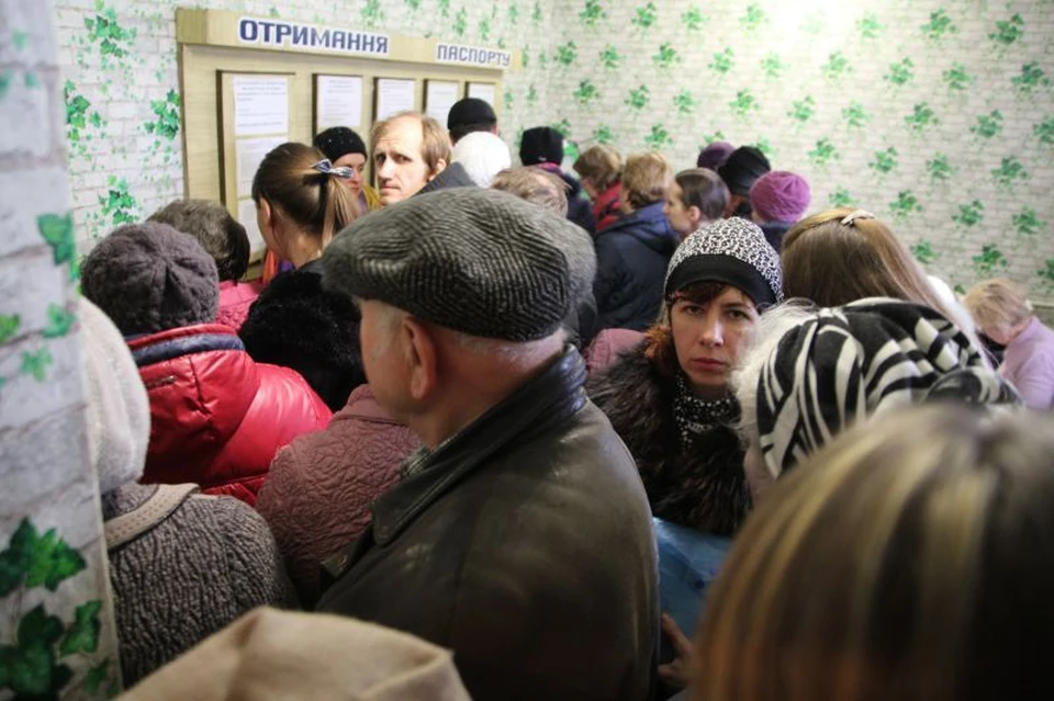 Переселенцы – самые частые посетители в отделениях миграционной службы в Донбассе. Фото: vchasnoua.com