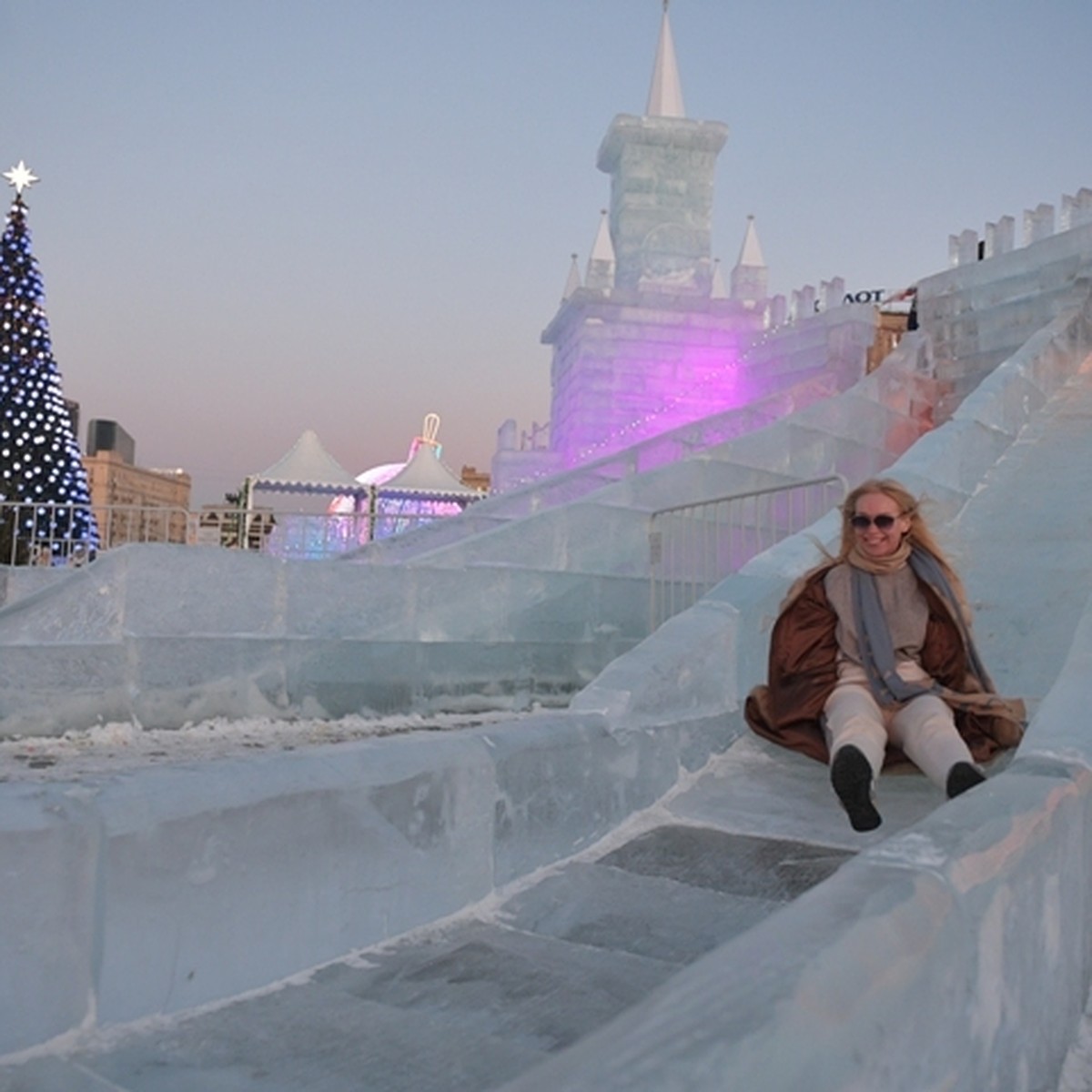 Ледяные и снежные городки 2018-2019 в Омске: где лучше покататься на  тюбингах, ватрушках и лыжах - KP.RU