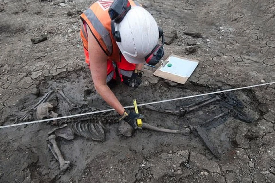 Археологи обещают раскрыть тайну "скелета в сапогах"