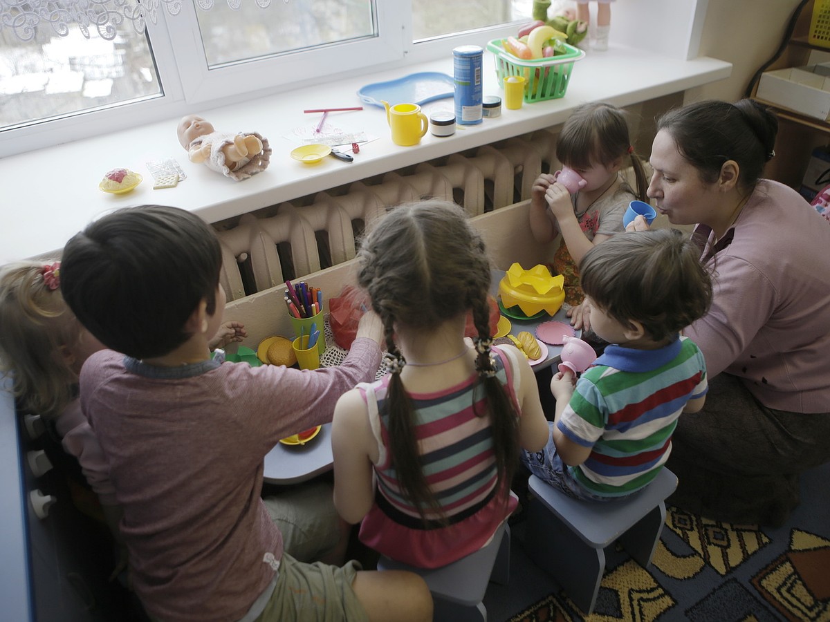 В Пскове родители малышей сняли видеоролик в поддержку воспитателя детского  сада - KP.RU