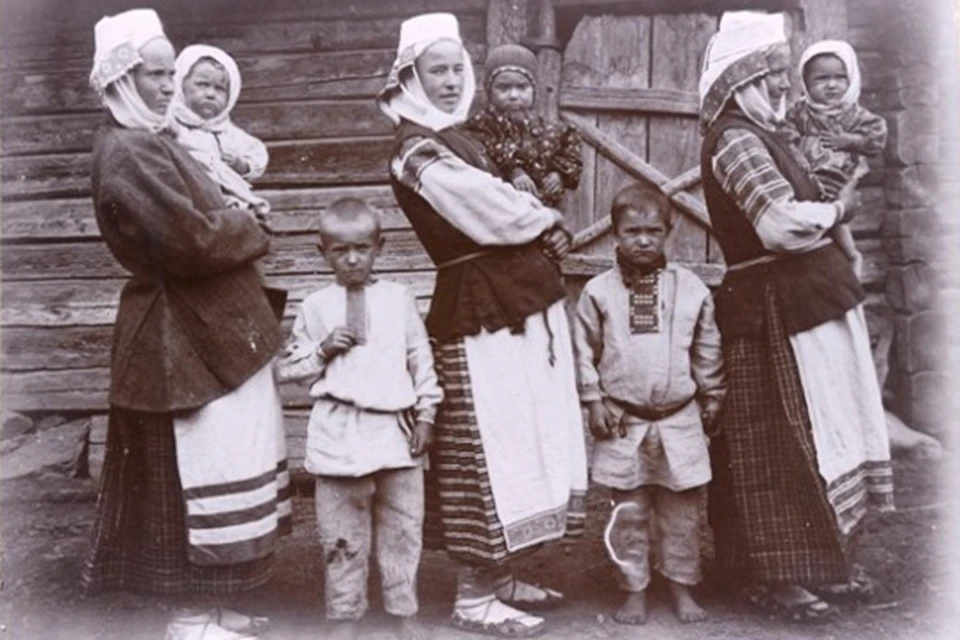 Этот хрестоматийный снимок крестьянок с детьми, сделанный Исааком Сербовым в Бобруйском уезде в 1910-х, хорошо показывает, что дети считались у наших предков главным богатством.
