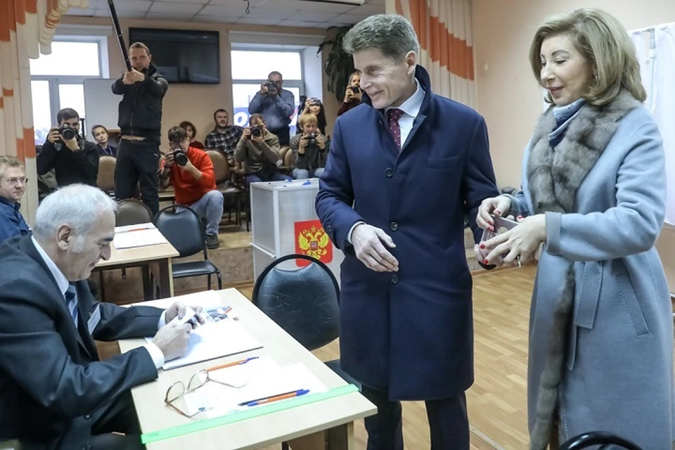 16 декабря, Владивосток. Олег Кожемяко вместе с супругой приехал на свой избирательный участок.