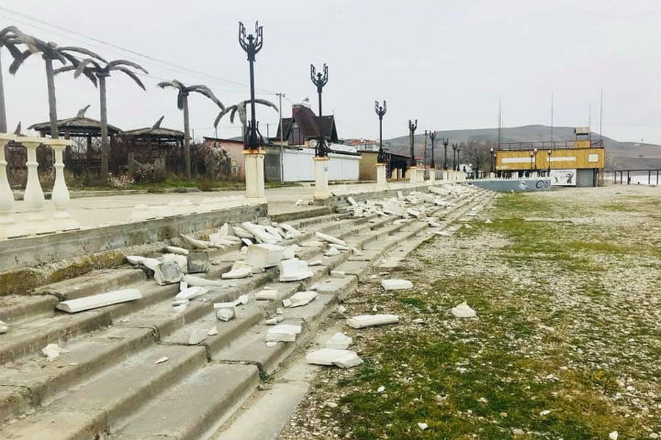 Варвары уничтожили 50 метров балясин. Фото: Facebook Валентины Прохоренко