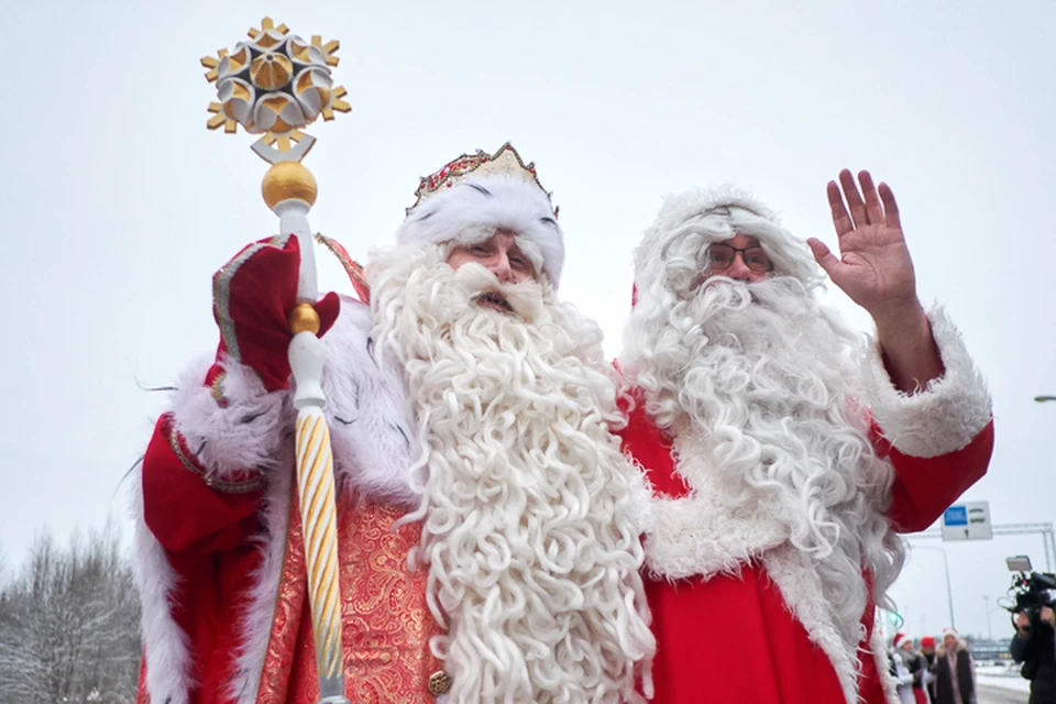Традиция Деда Мороза из России и финского Йоулупукки - встречаться на границе стран.