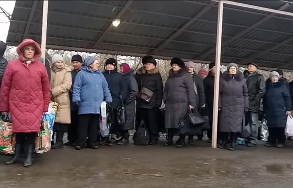 Не каждому пенсионеру по силам выдержать переход блокпостов на границе в Донбассе. Фото: Скриншот видео YouTube/Михаил СВЕТЛОВ