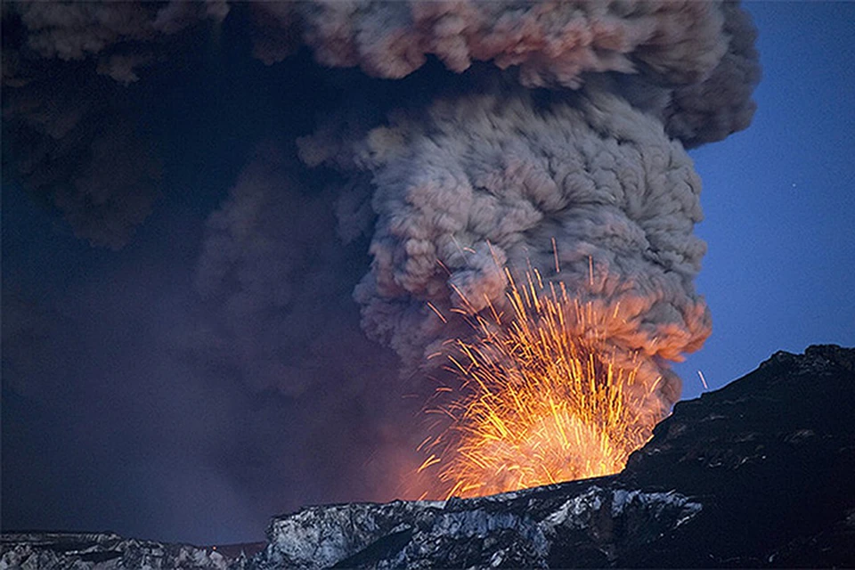 Известный факт: после мощных извержений на Земле становится прохладнее. Вулканический пепел работает как барьер для солнечных лучей, они отражаются и не проникают в атмосферу