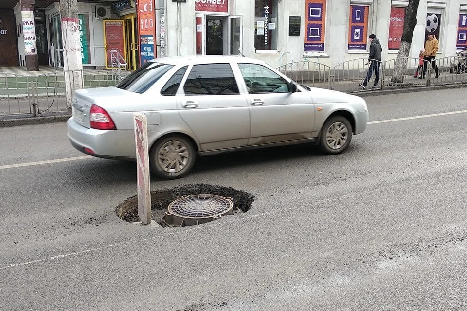 Вот такие ямы дорожники оставили на Кирова. А обозначили далеко не сразу. Фото: Леонид Карпов / Симферопольский патруль / Facebook