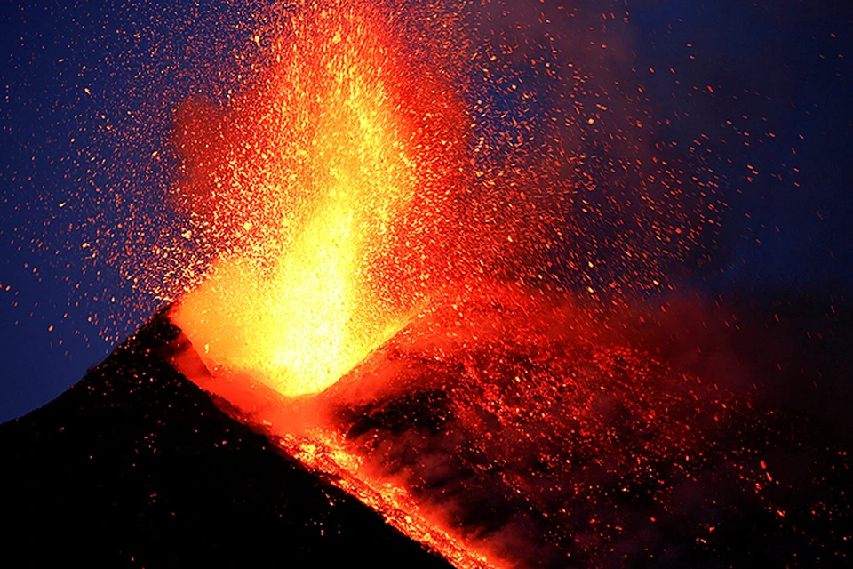 Всю ночь продолжались сильные взрывы на вулкане