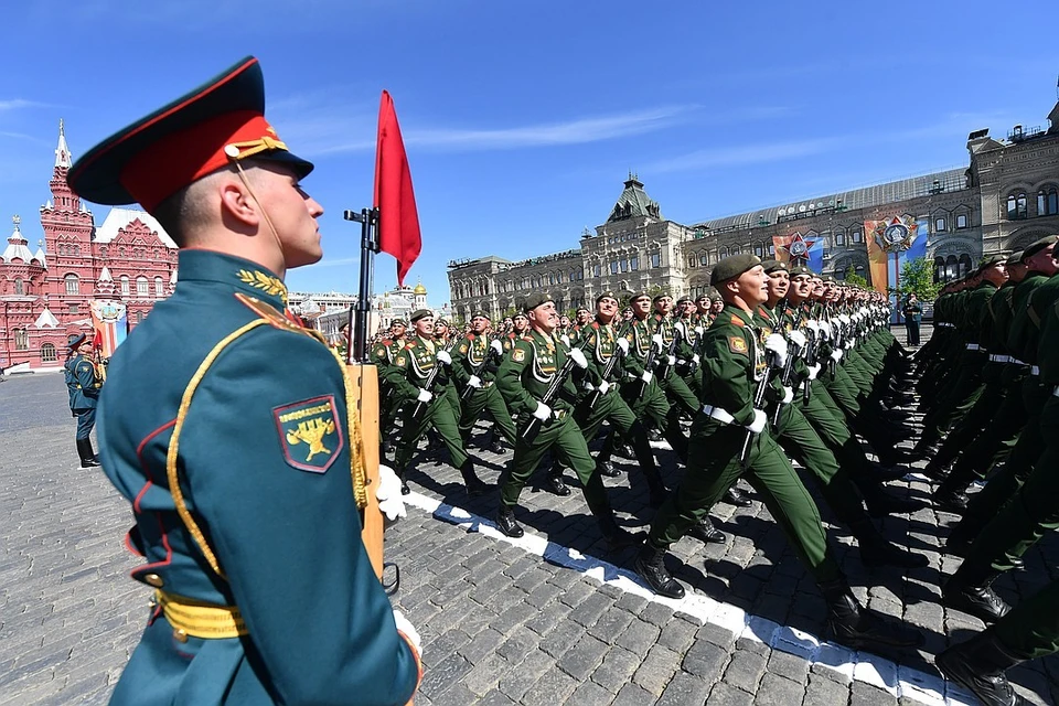 Среди общественных институтов россияне больше всего доверяют армии страны.