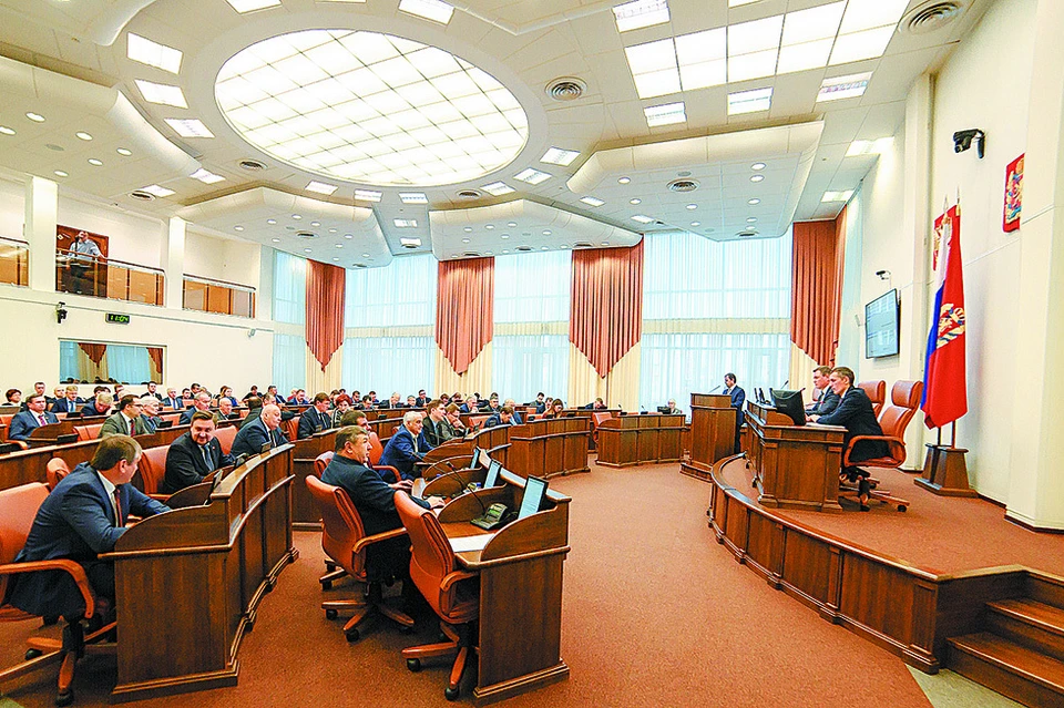 В 2018 году состоялось 14 заседаний сессий Законодательного собрания, на которых рассмотрено около 480 вопросов. Фото: Владимир КОРЕЦКИЙ