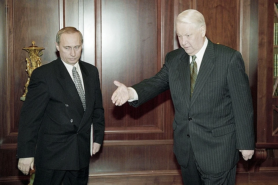 На фоне Ельцина Путин 2000 года смотрится даже не то что лучше, это и так понятно, а - свободнее, что ли