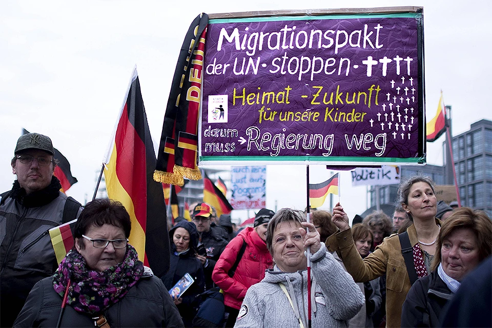 Митинг противников германских миграционных законов в Берлине.