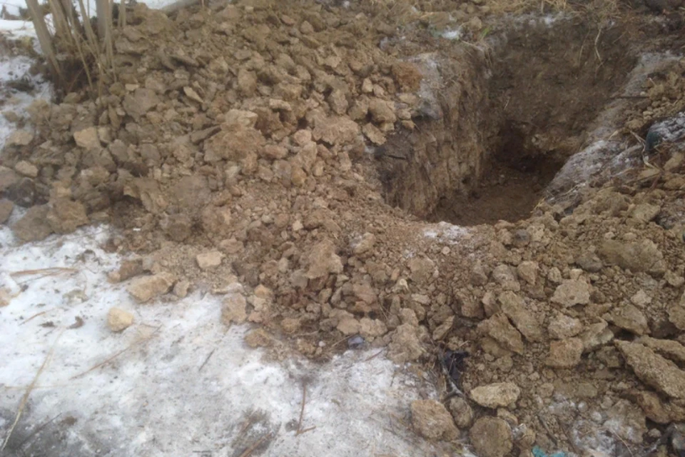 В Хабаровске пьяные могильщики бросили мертвую женщину и ее родственников н аа кладбище возле вырытой ямы. ФОТО: khv_exclusive