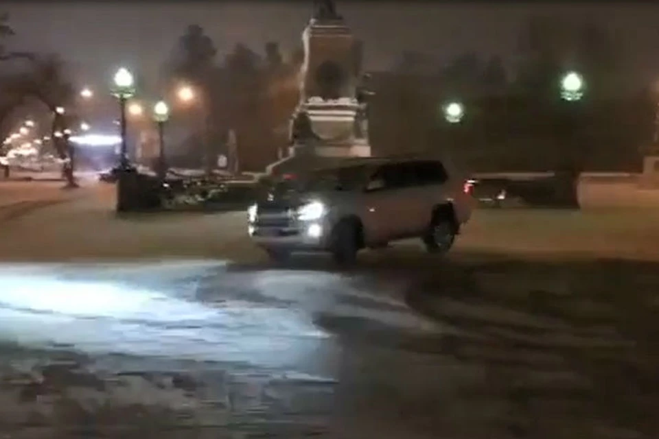Водитель внедорожника Toyota Land Cruiser устроил дрифт около памятника Александру III в Иркутске. Фото: группа "Сводка38"