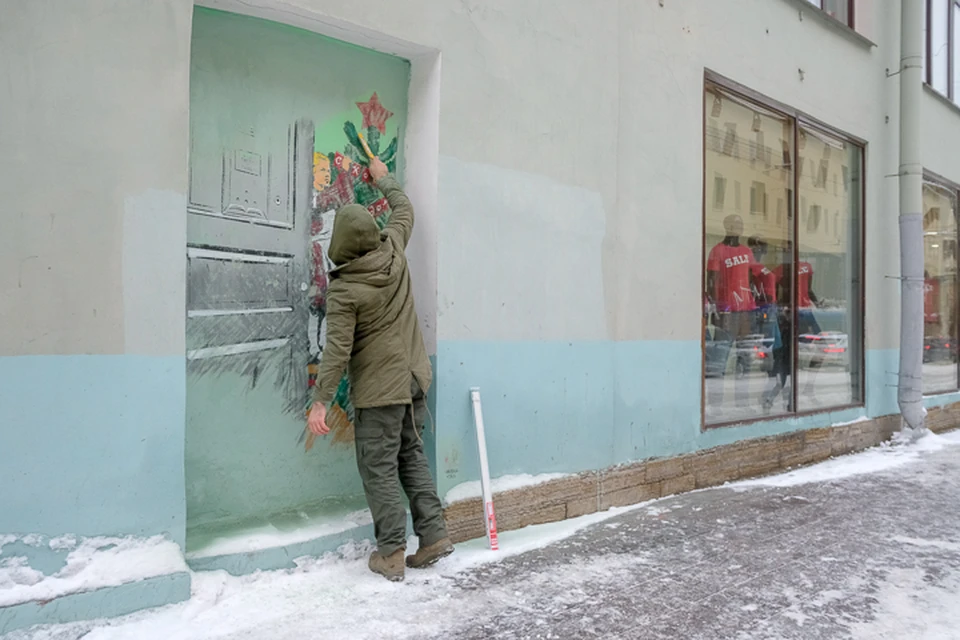 Граффити появилось на углу Невского и Суворовского проспекта.