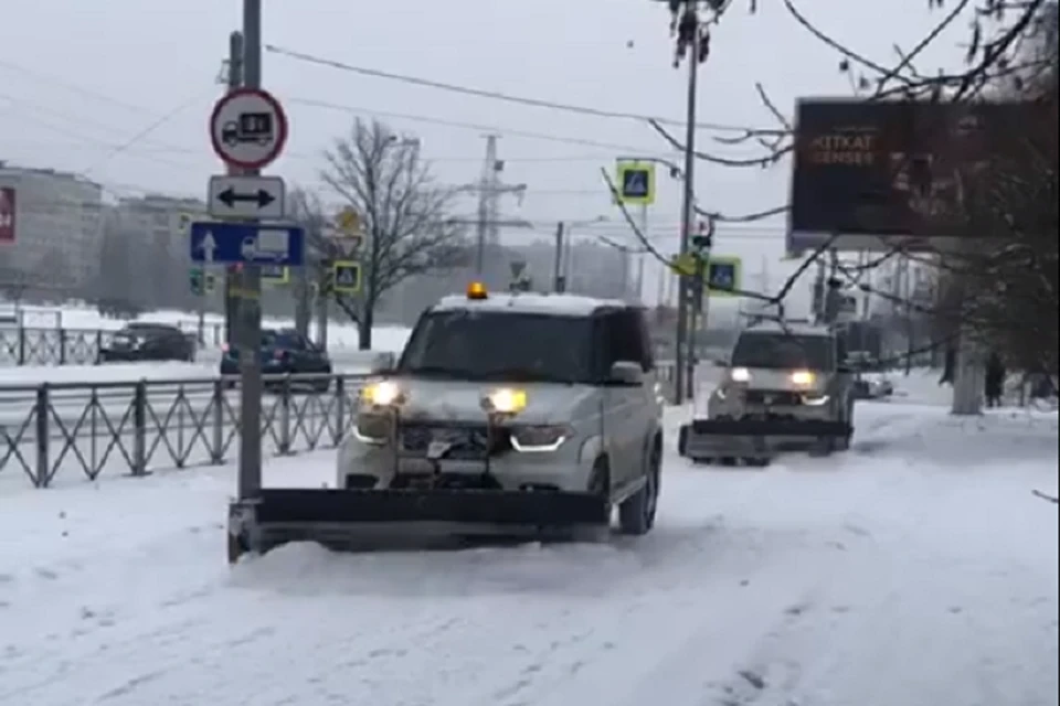 В Петербурге на улицы вывели снегоуборочные УАЗики. Фото: vk.com/kalin_spb