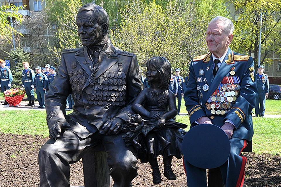 Памятник Ветерану-спасателю рядом с Главным управлением МЧС России на улице Ватутина. Его прототипом стал генерал-лейтенант Михайлик