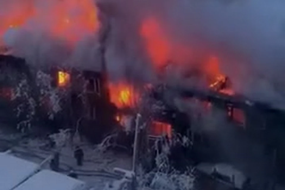 В Якутске огнем уничтожен двухэтажный многоквартирный дом. Стоп-кадр видео