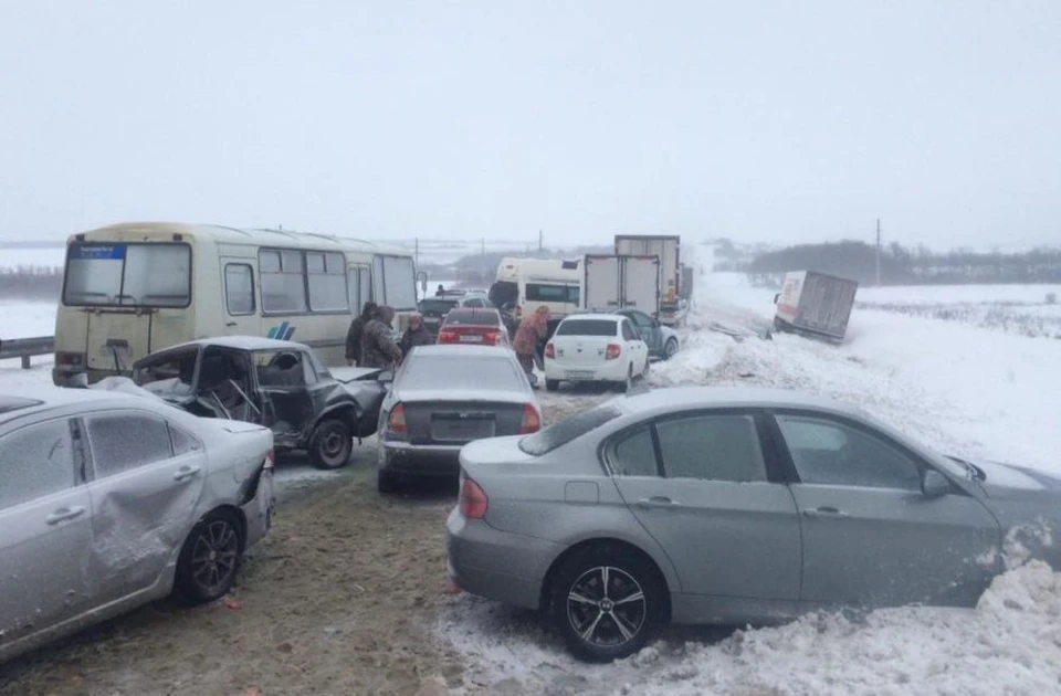 На трассе "Дон" в Ростовской области столкнулись десятки автомобилей.