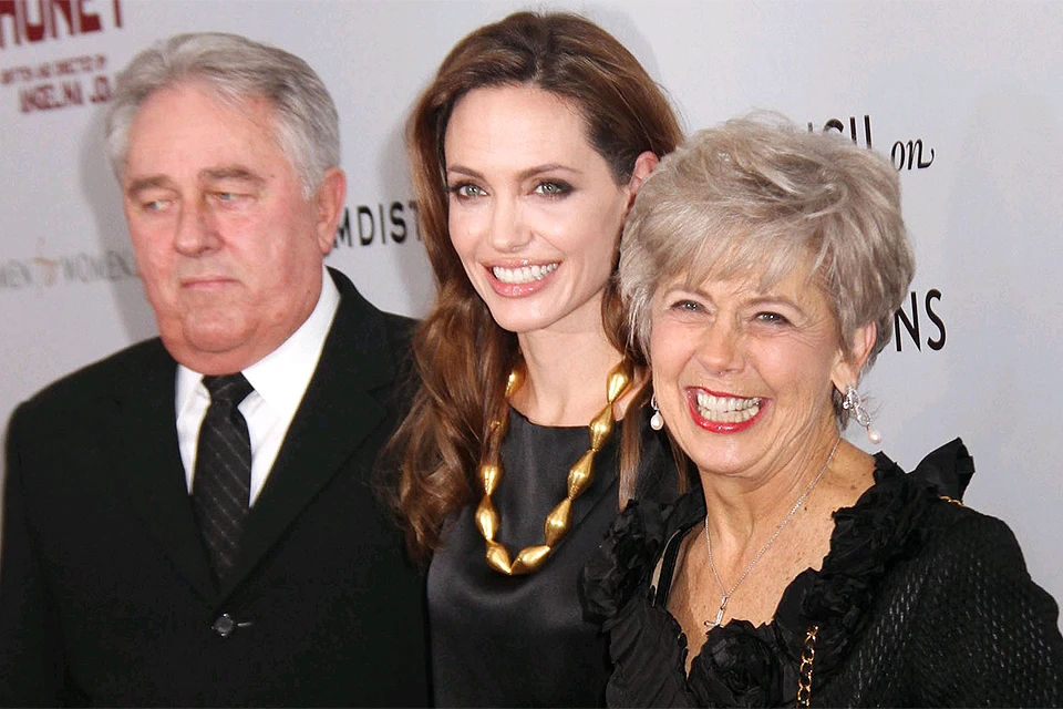 Анджелина Джоли с родителями своего мужа Брэда Питта в 2011 году.