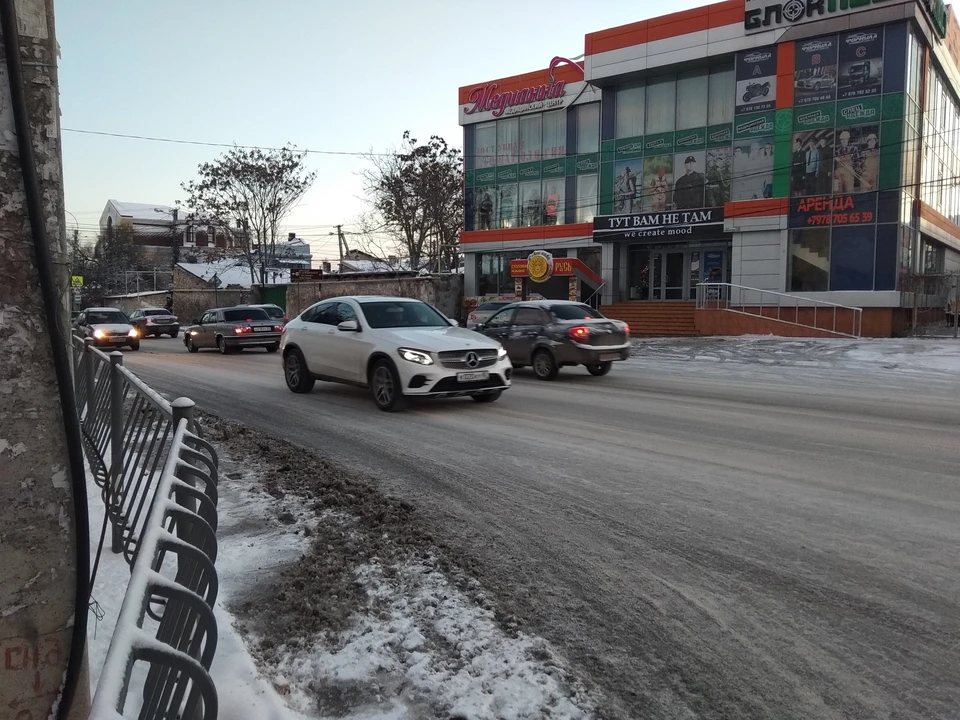 Перекресток улиц Пролетарская и Сергеева-Ценского в центре города не чищен