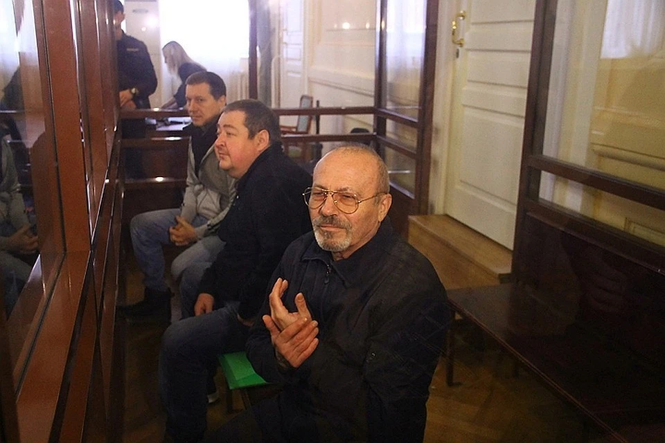 Подсудимому Роману Маркееву (на фото - посередине), проходящему по делу Олега Сорокина, вызвали скорую помощь на заседание суда