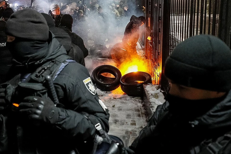 Горящие шины у здания российского посольства в Киеве, ноябрь 2018 г.