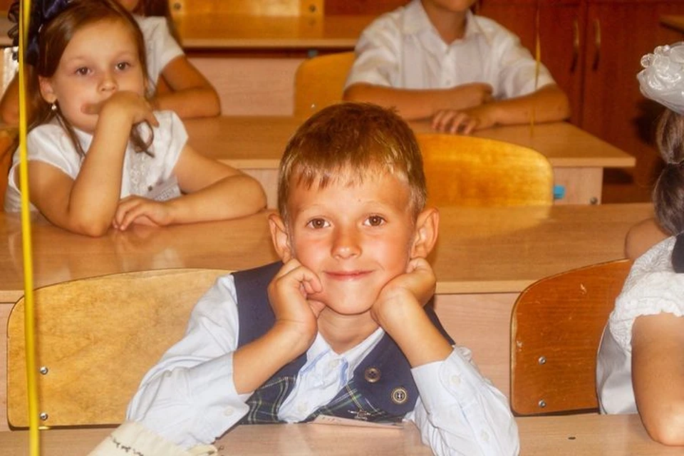 В классе 17 мальчиков и 15. Владивосток рассказать ребенку. Как снять детей фото в школе. Дети пишут на конкурсе фото реальное 6 класс.
