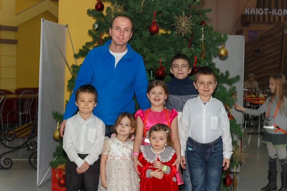 Анатолий Адодин уже несколько лет растит семерых детей один.