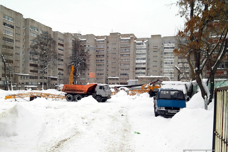 На Труда, 62, обрушился строительный кран. Фото: vk.com/stroim_kirov