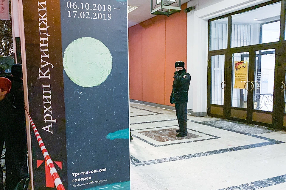 Вечер 27 января 2019 года, сотрудник полиции у входа в закрытое из-за кражи здание Третьяковской галереи. Фото АГН Москва