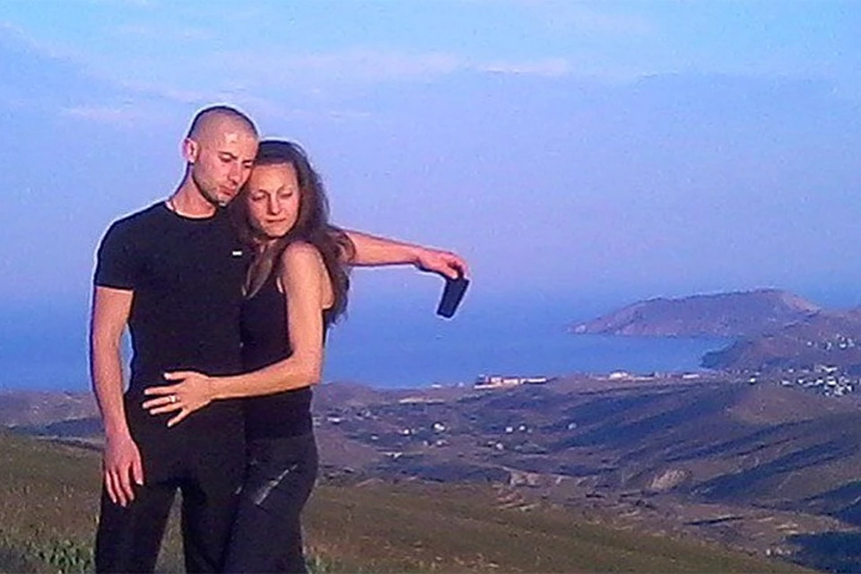 Подозреваемый в хищении картины Денис Чупиков - крымчанин. На фото - он с супругой на малой родине.