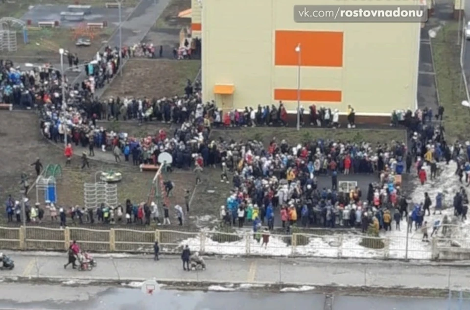 В Ростове прошла волна масштабной эвакуации людей из школ, больниц и торговых центров. Фото: ВК "Ростов главный"