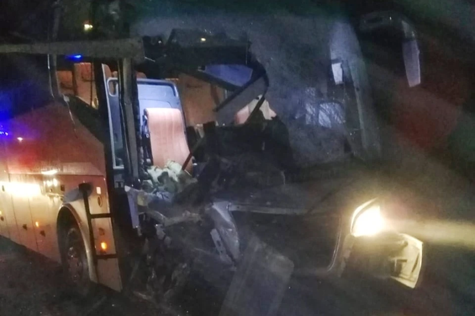 Водитель погиб при столкновении автобуса с КамАЗом. Фото предоставлено ОАО "Новосибирскавтодор".