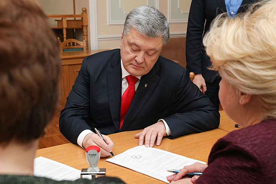 Петр Порошенко, он же - кандидат в новые президенты, пообещал поход украинских кораблей через Керченский пролив