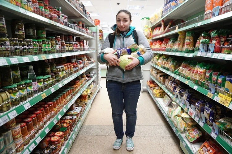 Меньше курицы, больше яблок: как меняется продуктовая корзина уральцев из-за роста цен