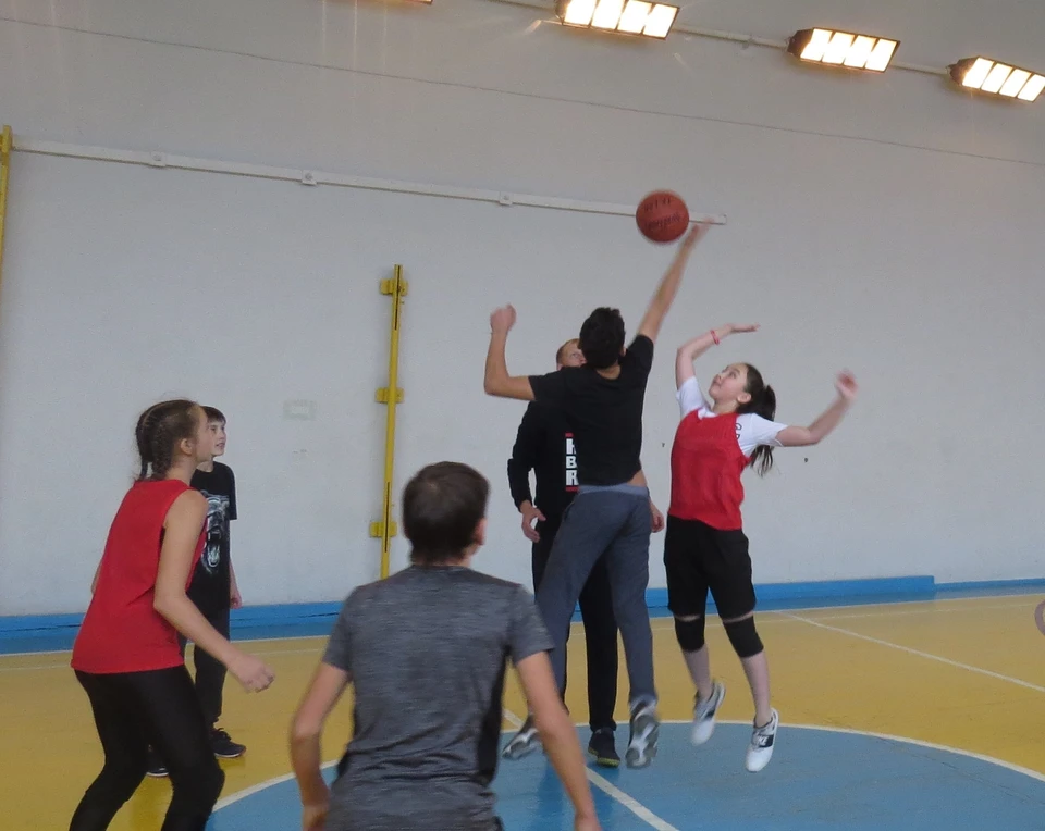 Занятие секции баскетбола для школьников в спортивном зале ДК "Бумажник"