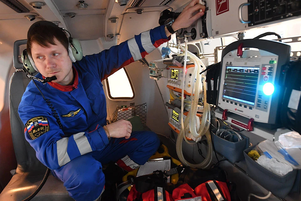 Медицинское оборудование на борту вертолета «Московского авиационного центра».