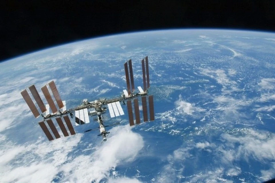 По пилотируемой космонавтике Россия пока первая, но нам наступают на пятки.