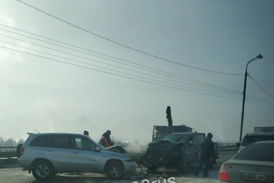 ДТП в Иркутске: выпавшая из эвакуатора иномарка вызвала массовую аварию на Иннокентьевском мосту. Фото: группа ДТП38RUS.