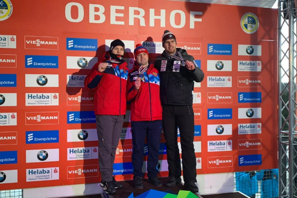 Семен Павличенко (в центре) с золотой медалью чемпионата Европы. Фото: официальный сайт федерации санного спорта России.