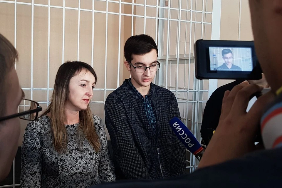 Владимир Жоглик на суде вместе со своей мамой.