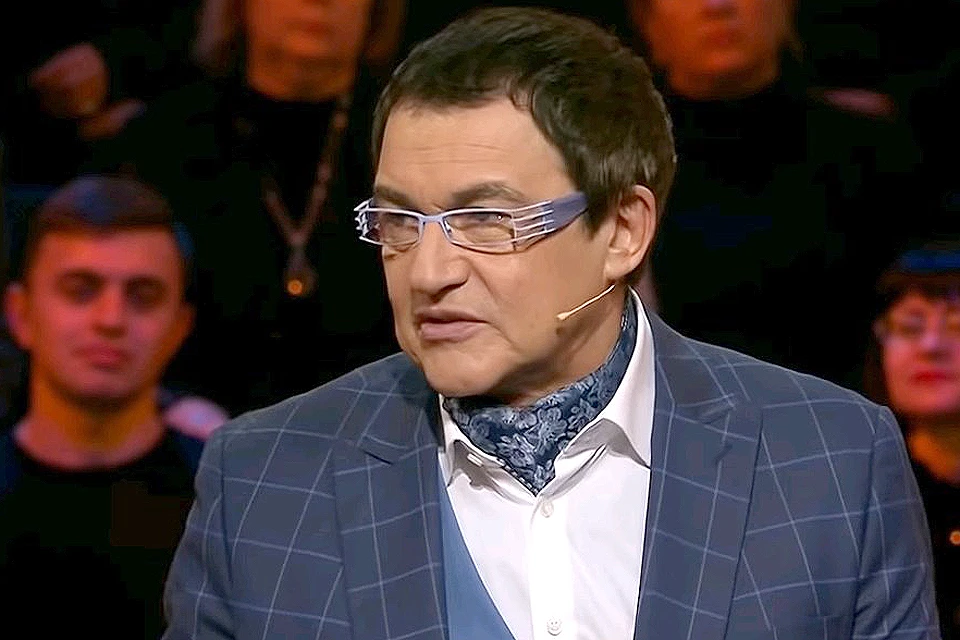 Дмитрий Дибров в кресле ведущего телешоу "Кто хочет стать миллионером".