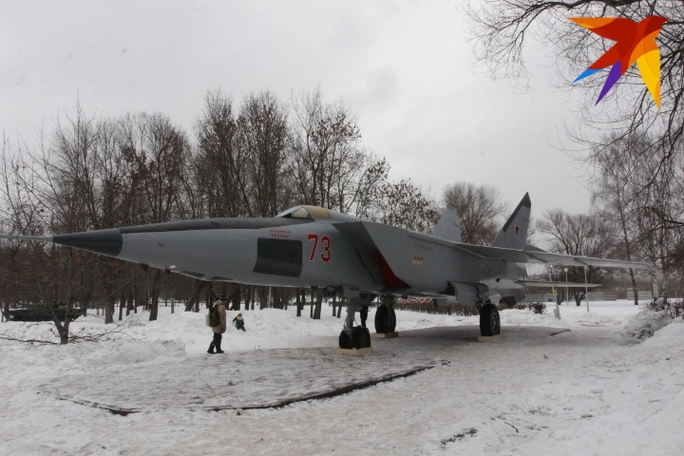 Бомбардировщик МиГ-25 РБ выставлен в парке Победы