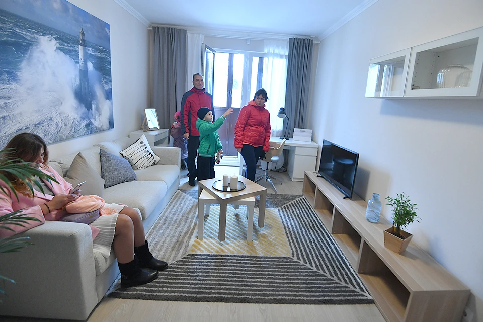 Посетители осматривают интерьер квартир по программе реновации жилья в шоу-руме на ВДНХ.