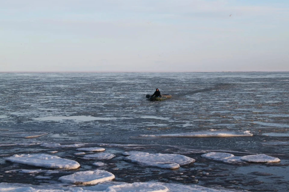 На Сахалине подросток украл у родителей лодку и поехал кататься по замерзшему морю. Фото: Пресс-служба Пограничного управления ФСБ России по Сахалинской области