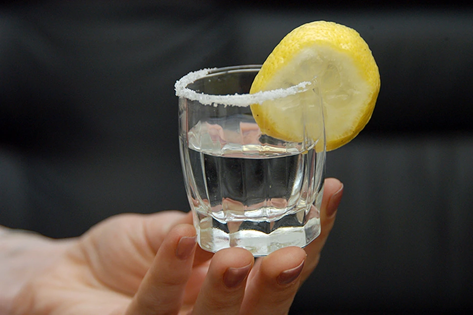 Оказывается, с тех самых дионисовых пор у нас пьют много водки, а самые богатые закусывают ее лимоном