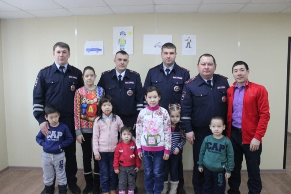 В Иркутске наградили троих полицейских, спасших на пожаре 7 детей.